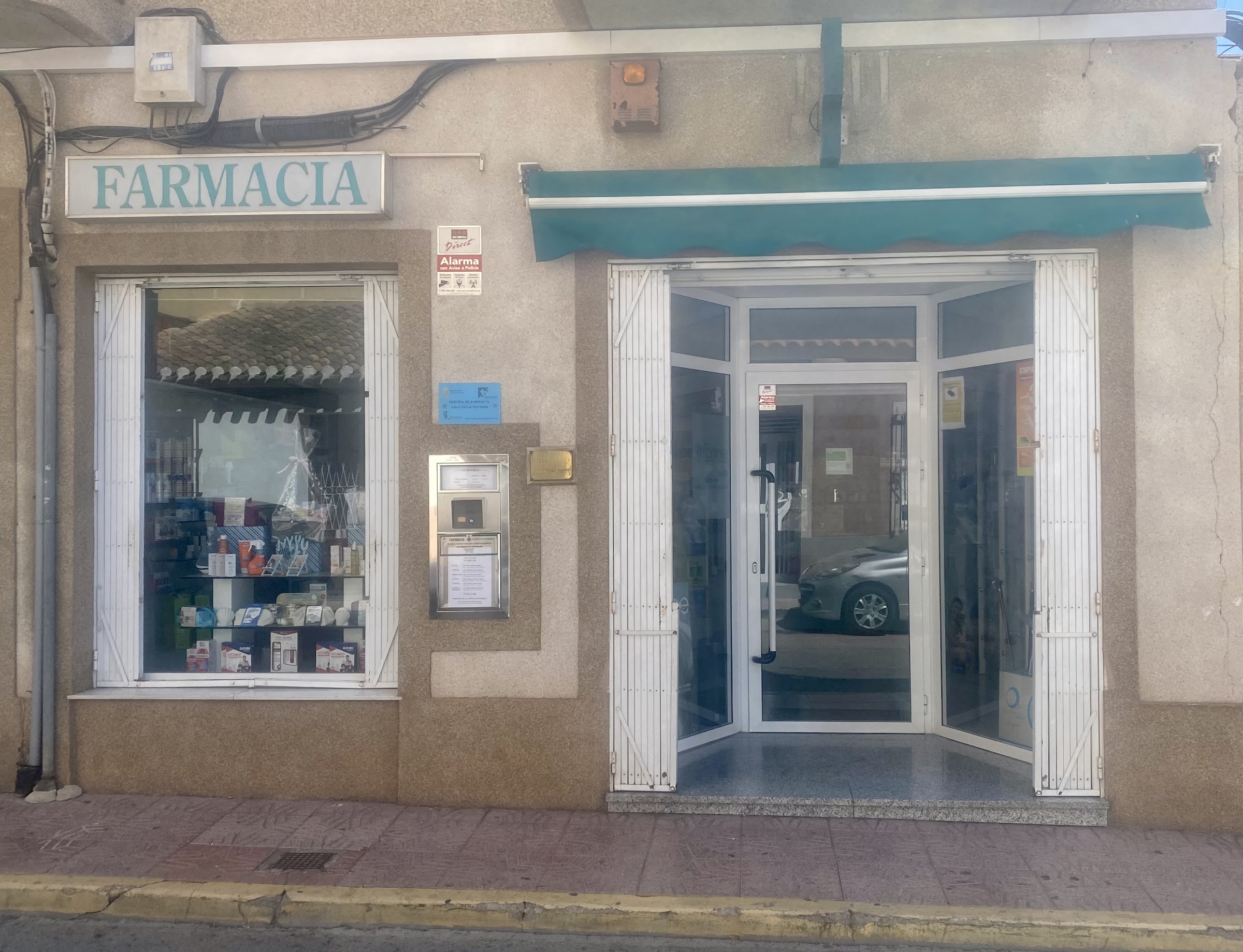 Escaparate y entrada de la Farmacia José Luis Pérez en la calle Cartagena, Puerto de Mazarrón